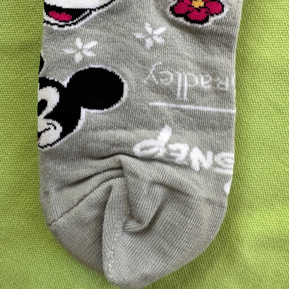 VERA BRADLEY DISNEY CREW SOCKS:NWT MICKEYDILLY PAISLEY - Picture 8 of 10